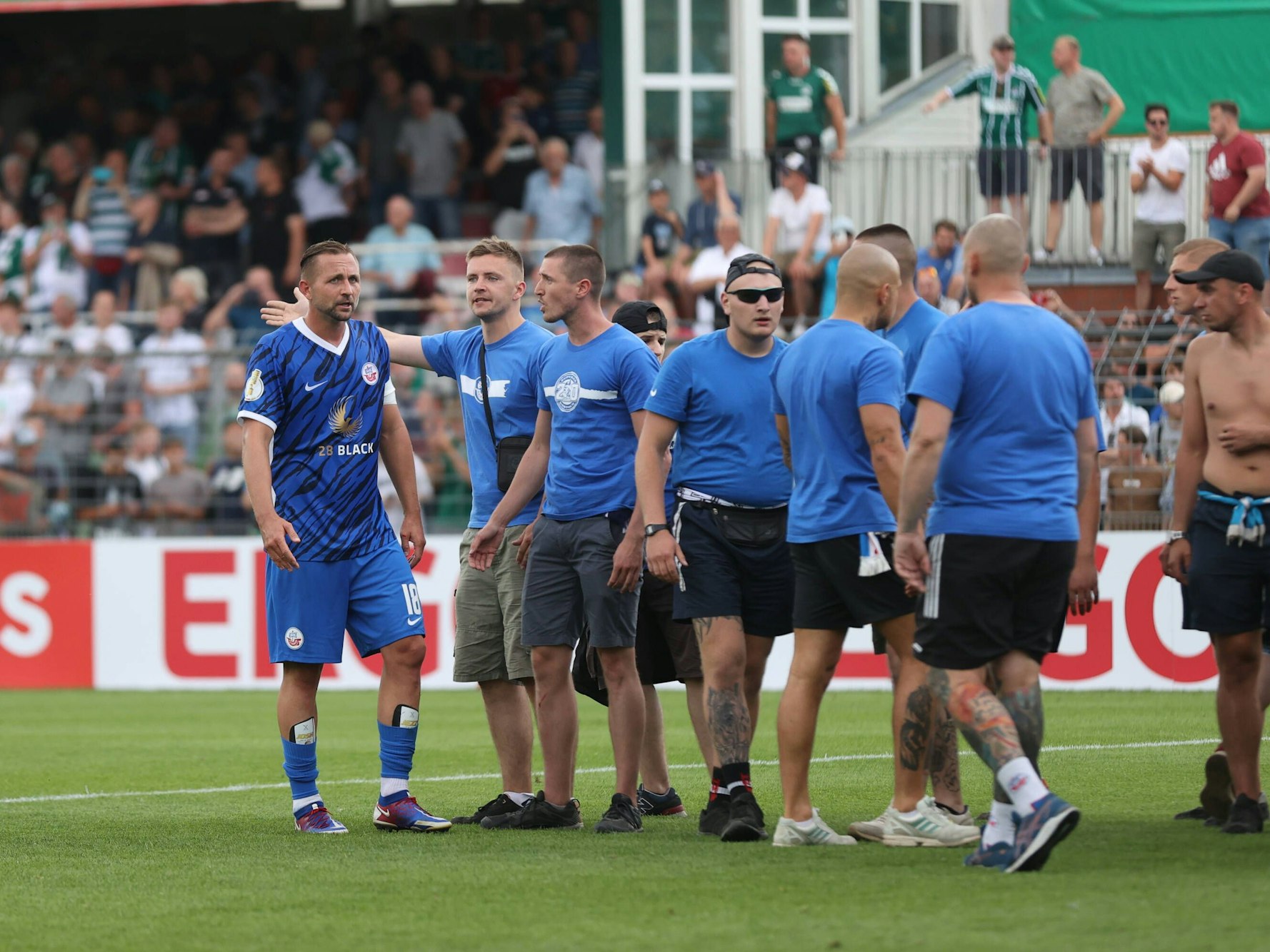Frust beim Anhang des FC Hansa Rostock mit Profi John Verhoek.