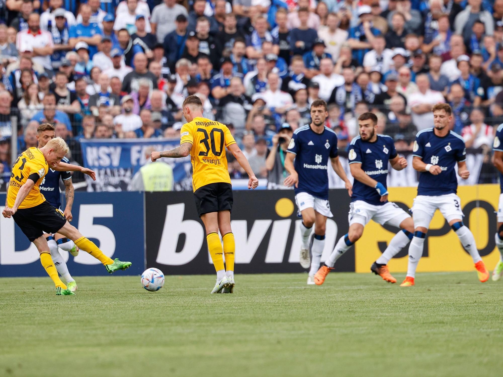Hans-Walter-Wild-Stadion: Der Bayreuther Luke Hemmerich (l) schießt das 1:0 per Freistoß.