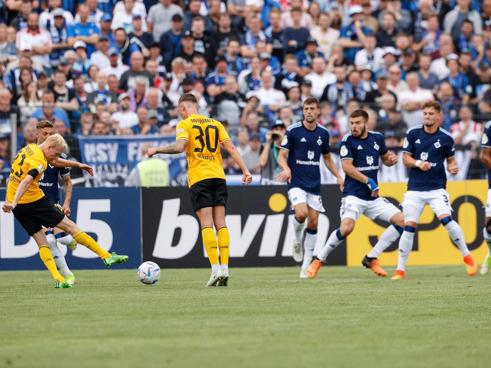 Hans-Walter-Wild-Stadion: Der Bayreuther Luke Hemmerich (l) schießt das 1:0 per Freistoß.