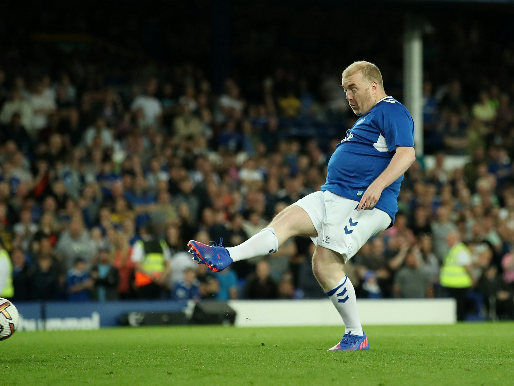 Everton-Fan Paul Stratton trifft per Elfmeter gegen Dynamo Kyjiw.