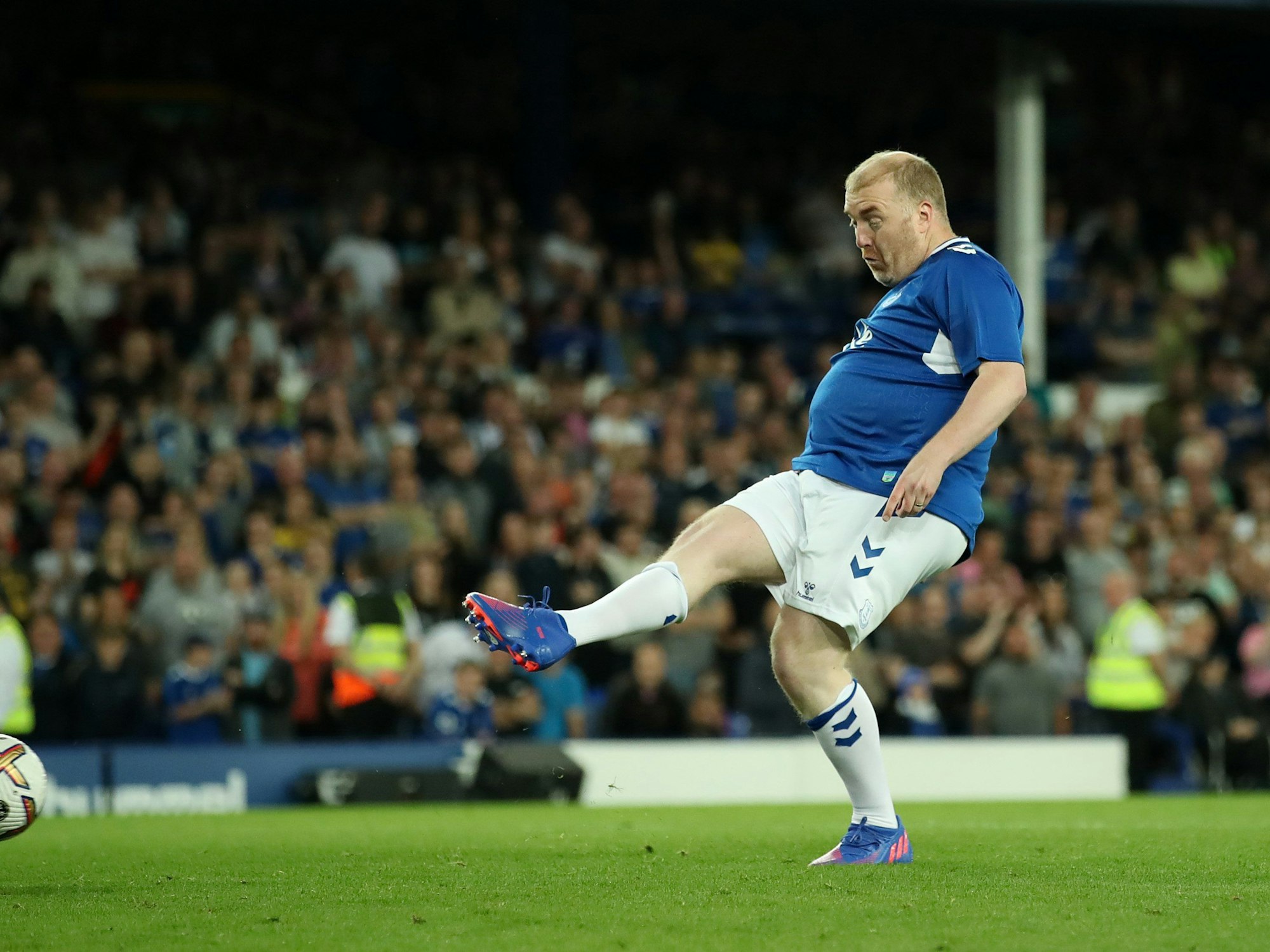 Everton-Fan Paul Stratton trifft per Elfmeter gegen Dynamo Kyjiw.