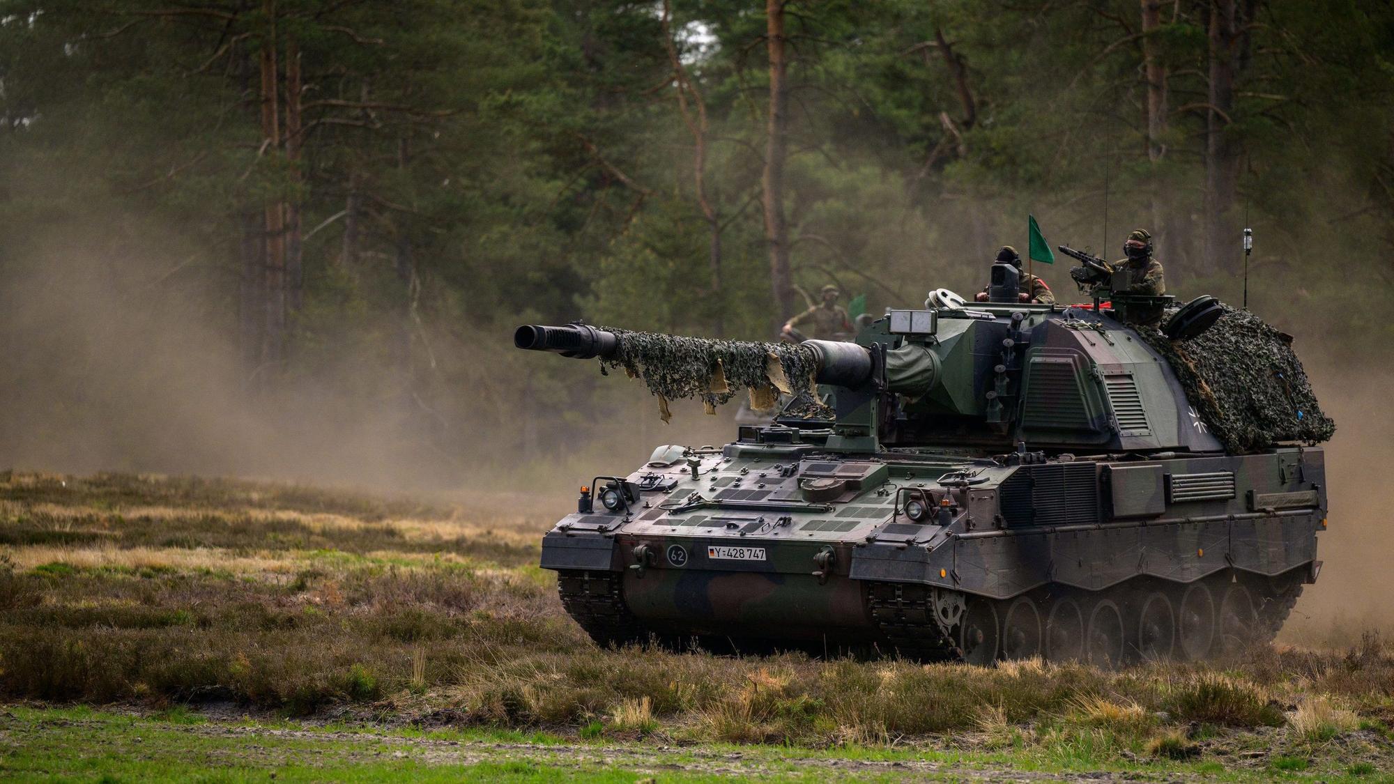 Eine Panzerhaubitze 2000 (kurz PzH 2000) der Bundeswehr fährt im Mai während der Übung Wettiner Heide (Niedersachsen) auf dem Übungsplatz. Mit einigen Haubitzen gibt es in der Ukraine Probleme, heißt es in einem Medienbericht.