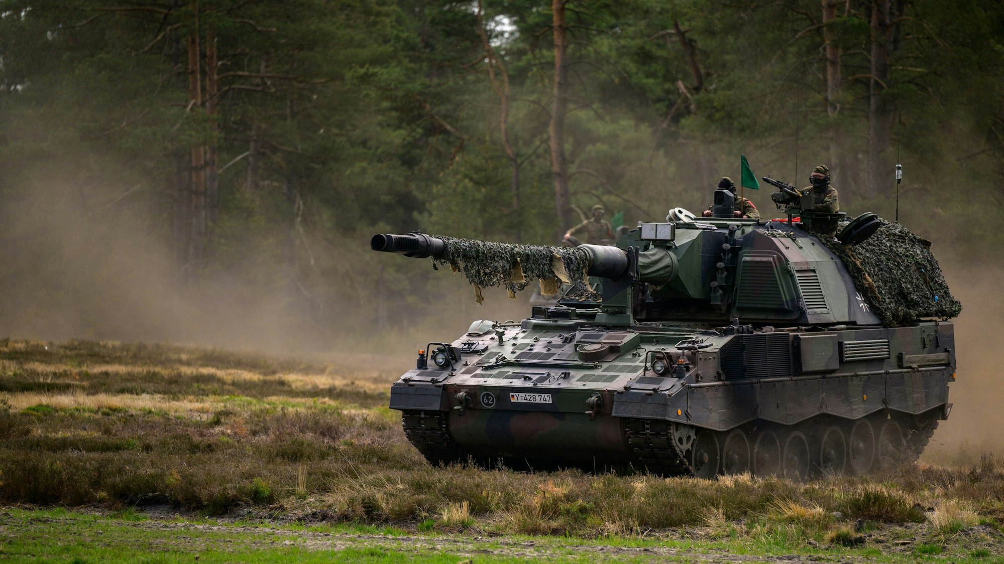 Eine Panzerhaubitze 2000 (kurz PzH 2000) der Bundeswehr fährt im Mai während der Übung Wettiner Heide (Niedersachsen) auf dem Übungsplatz. Mit einigen Haubitzen gibt es in der Ukraine Probleme, heißt es in einem Medienbericht.