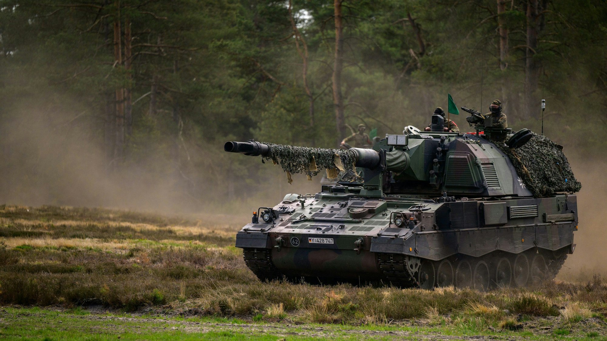 Eine Panzerhaubitze 2000 (kurz PzH 2000) der Bundeswehr fährt im Mai während der Übung Wettiner Heide (Niedersachsen) auf dem Übungsplatz. Mit einigen Haubitzen gibt es in der Ukraine Probleme, heißt es in einem Medienbericht.