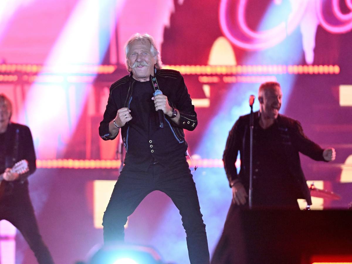 Henning Krautmacher von der Band Höhner steht bei einem Konzert auf der Bühne