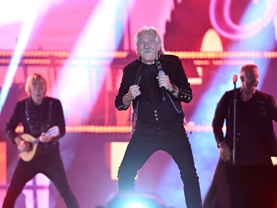 Henning Krautmacher von der Band Höhner steht bei einem Konzert auf der Bühne