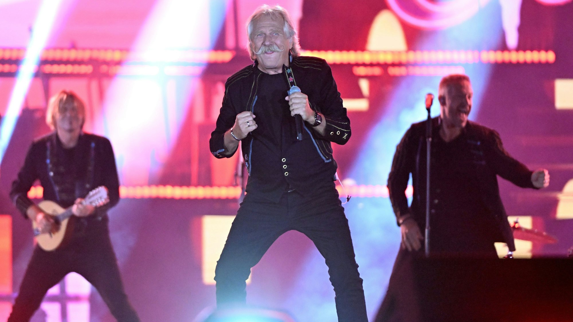 Henning Krautmacher von der Band Höhner steht bei einem Konzert zum 30-jährigen Bühnenjubiläum von Andrea Berg auf der Bühne.