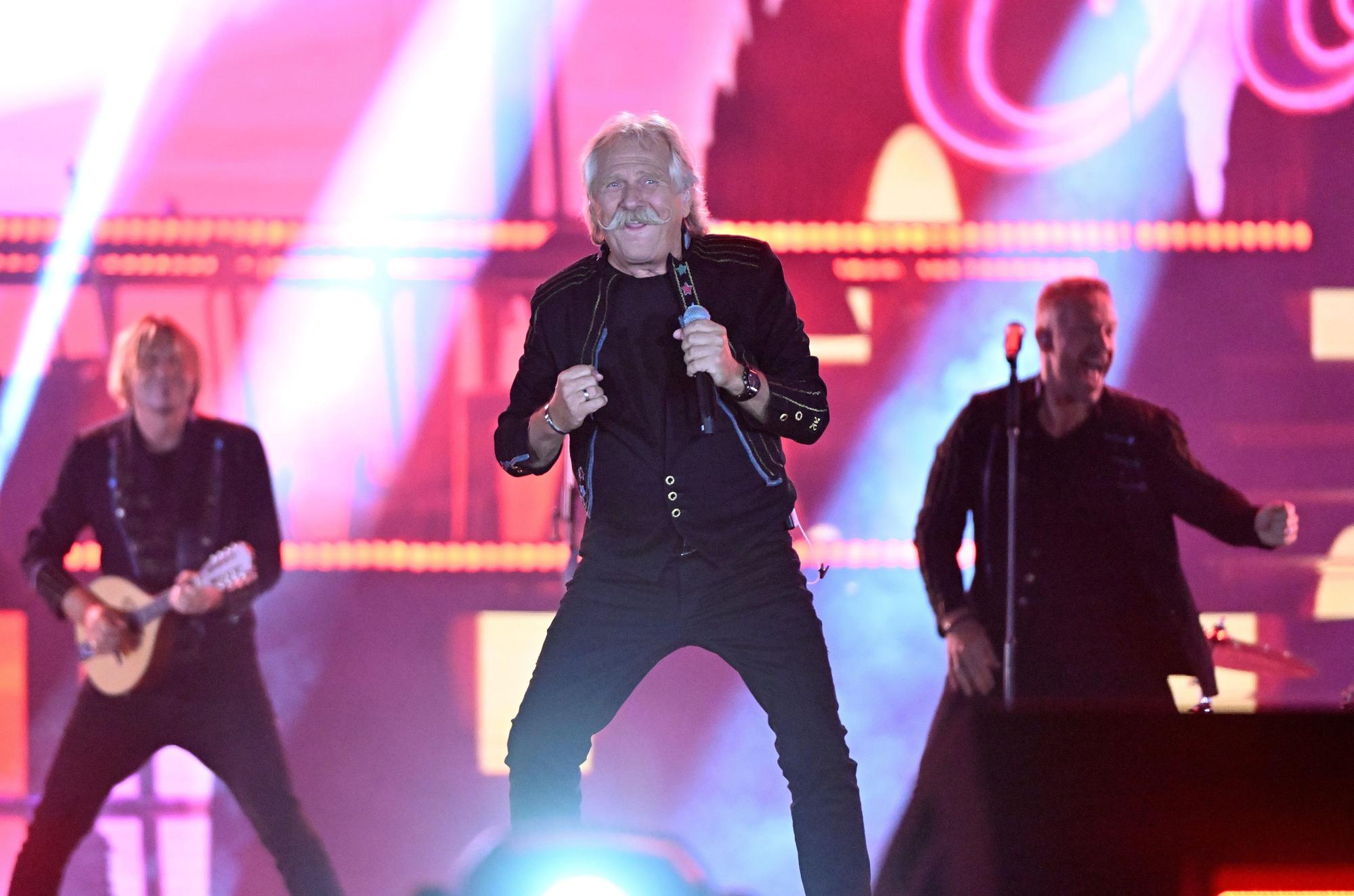 Henning Krautmacher von der Band Höhner steht bei einem Konzert auf der Bühne