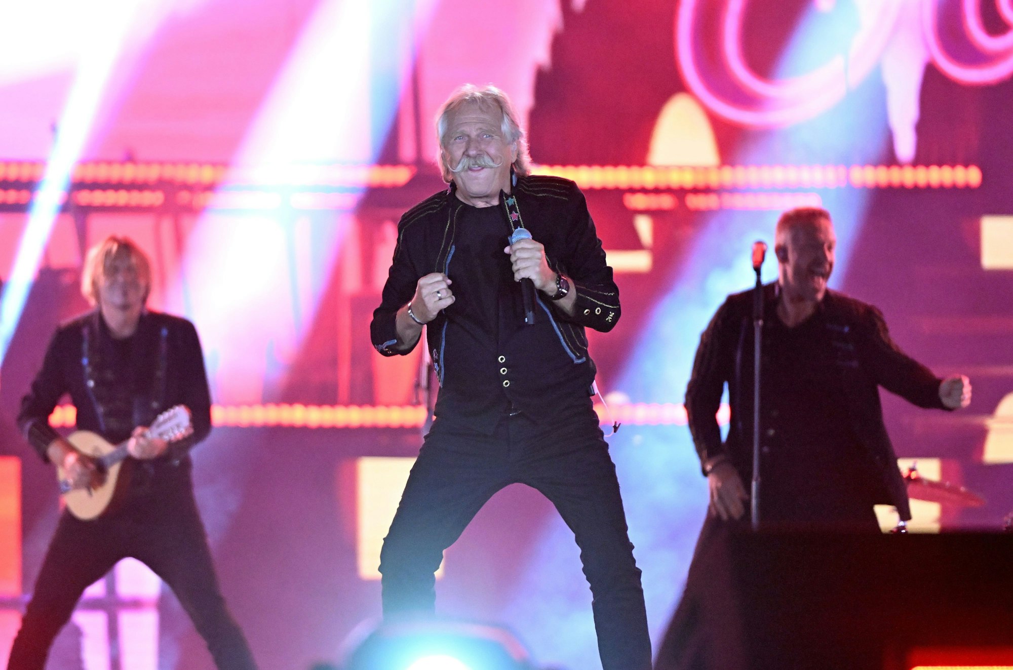 Henning Krautmacher von der Band Höhner steht bei einem Konzert auf der Bühne