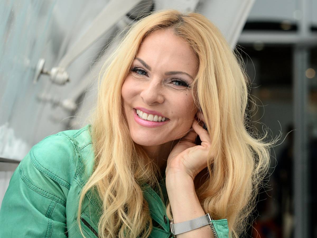Sonya Kraus lächelt für ein Foto in die Kamera.