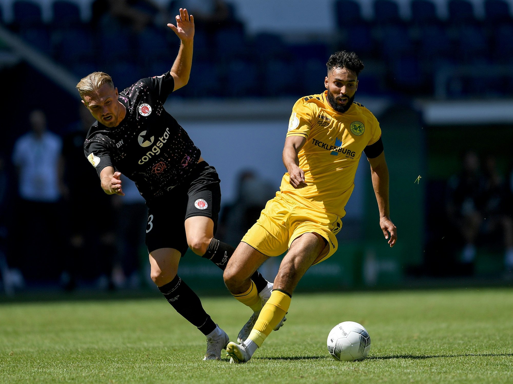 Lukas Daschner kämpft mit Said Harouz um den Ball