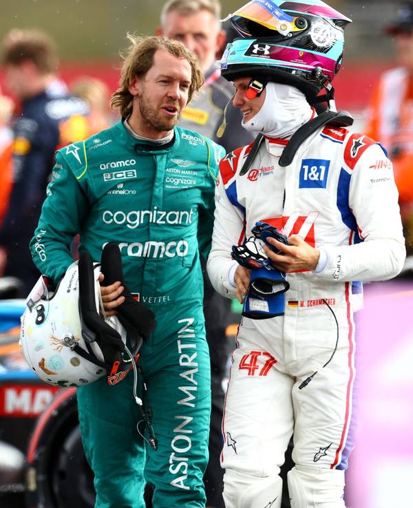 Die Formel 1-Fahrer Sebastian Vettel und Mick Schumacher im Parc Fermé von Silverstone.