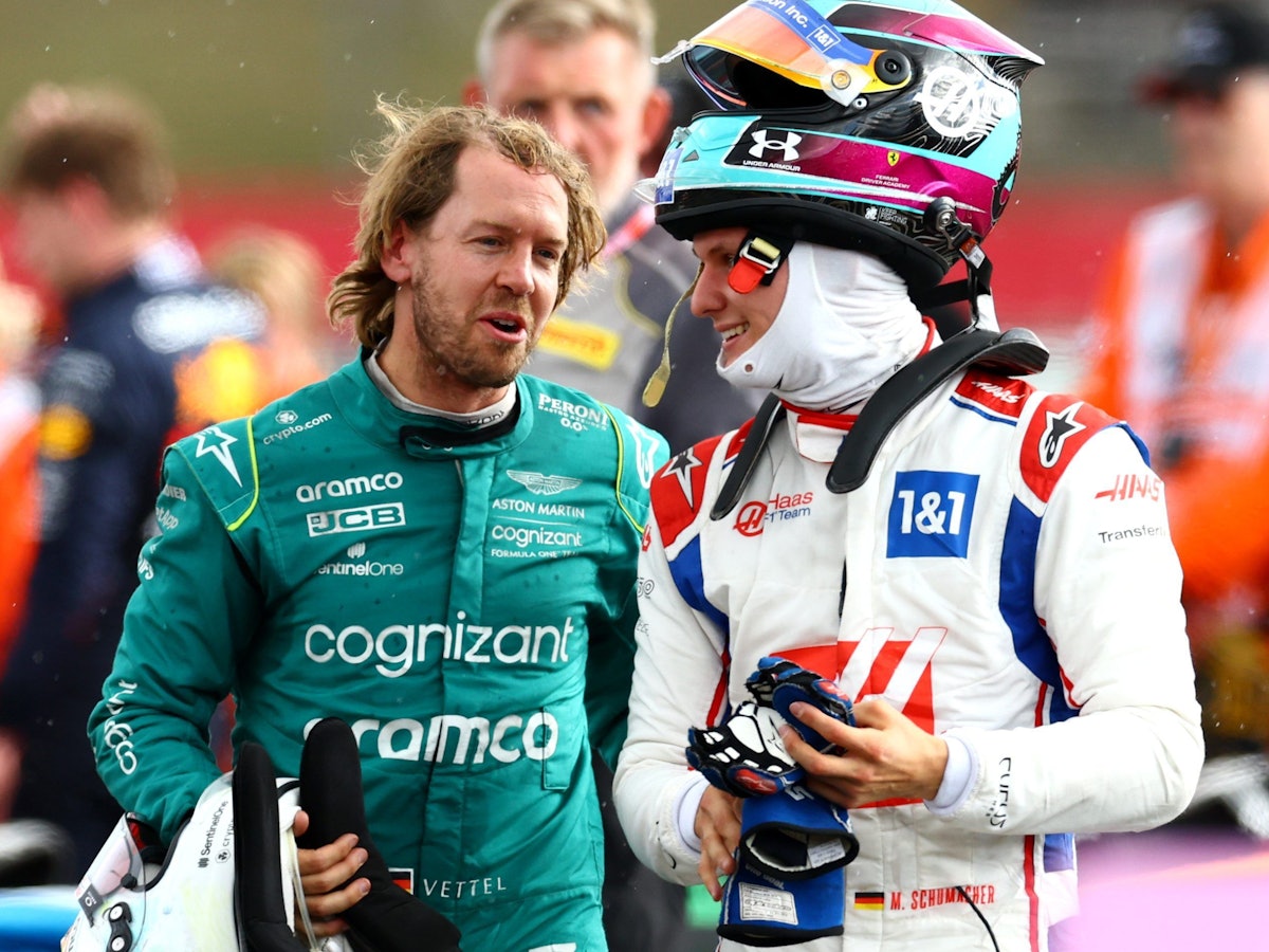 Die Formel 1-Fahrer Sebastian Vettel und Mick Schumacher im Parc Fermé von Silverstone.