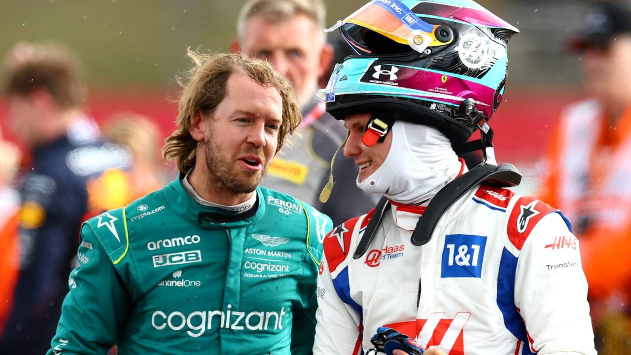 Die Formel 1-Fahrer Sebastian Vettel und Mick Schumacher im Parc Fermé von Silverstone.
