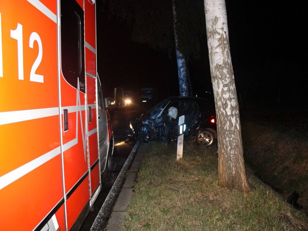Ein zerstörter Smart steht am Straßenrand.