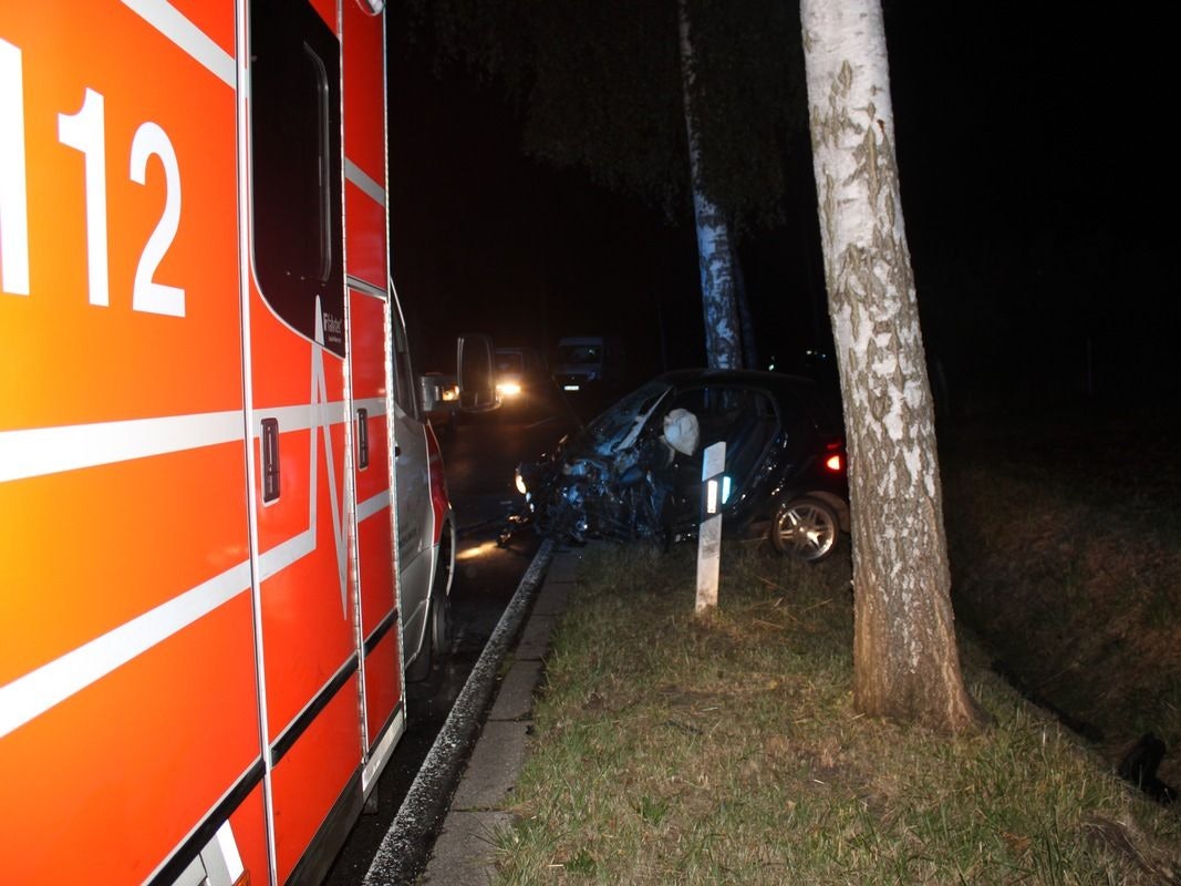 Ein zerstörter Smart steht am Straßenrand.