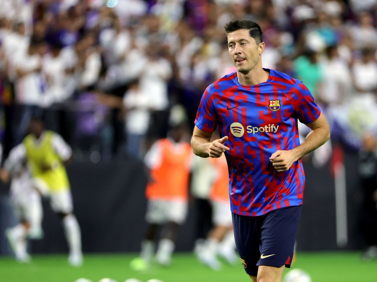 Robert Lewandowski wärmt sich vor einem Testspiel des FC Barcelona auf.