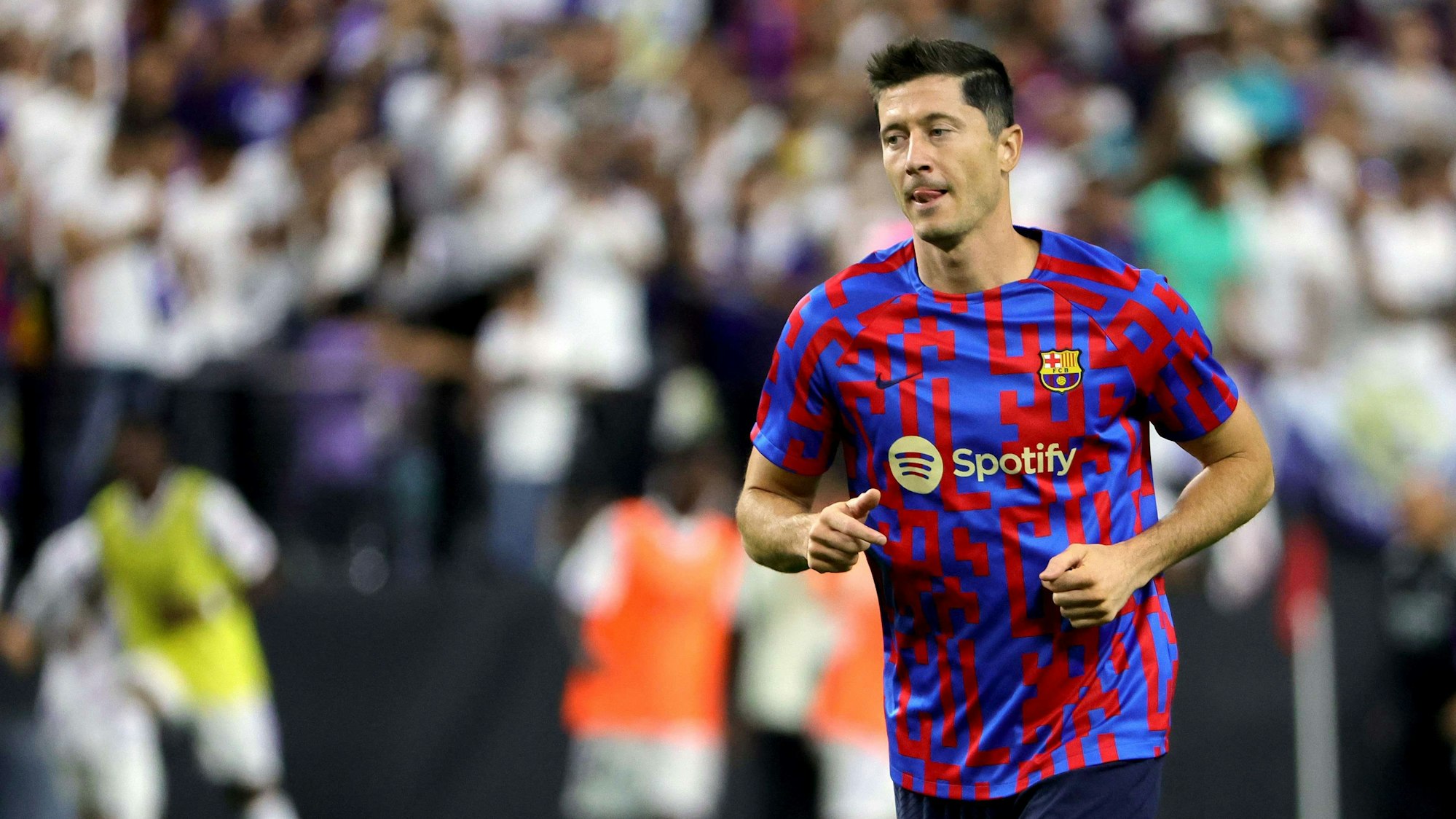 Robert Lewandowski wärmt sich vor einem Testspiel des FC Barcelona auf.