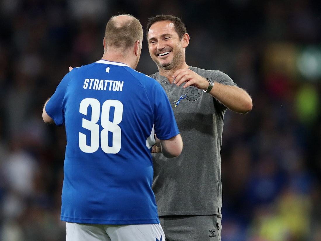 Frank Lampard grüßt Paul Stratton vor seiner Einwechslung.