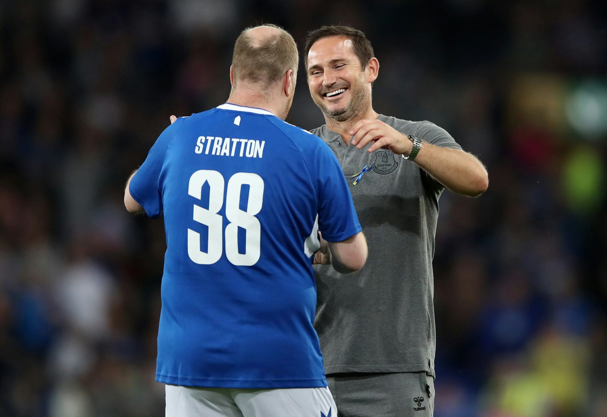 Frank Lampard grüßt Paul Stratton vor seiner Einwechslung.
