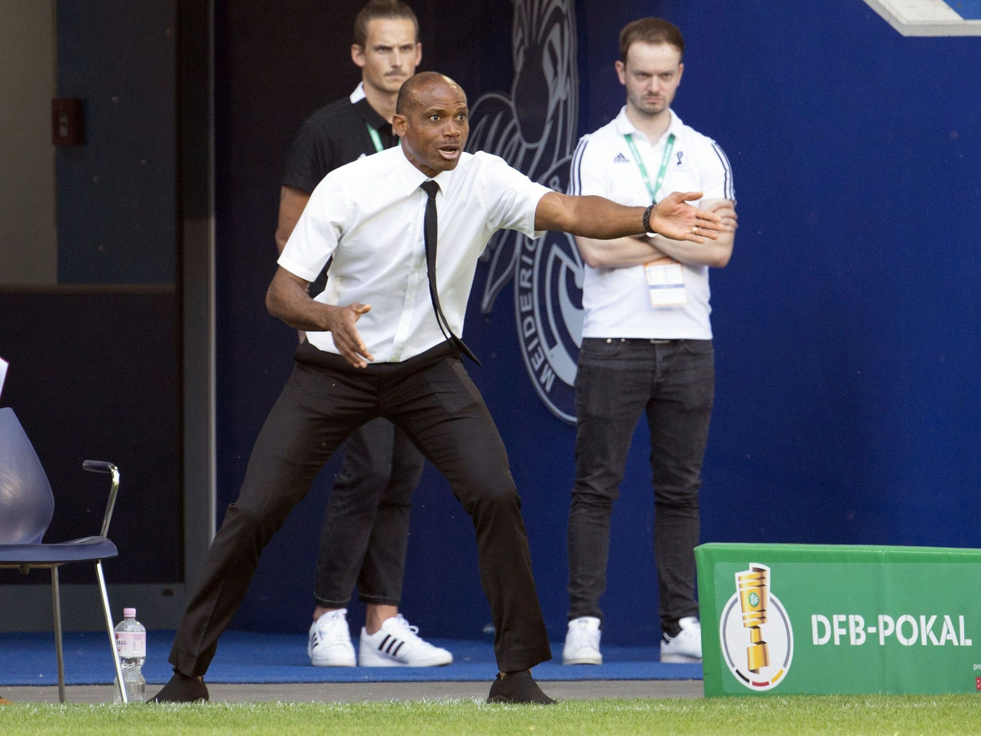 Sunday Oliseh gestikuliert an der Seitenlinie