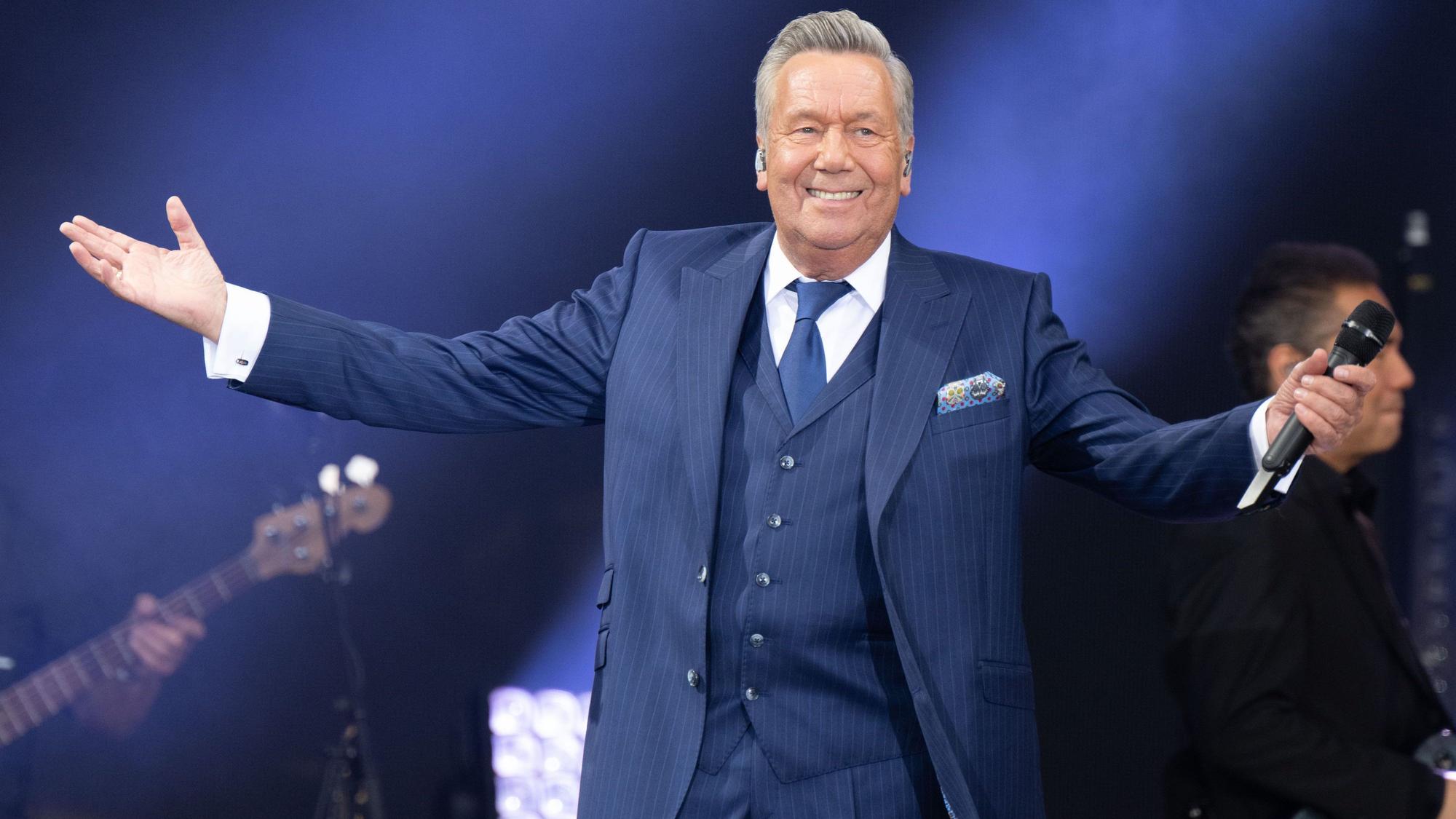 Der deutsche Schlagersänger Roland Kaiser steht während seines Konzerts im Rahmen der „Kaisermania“ auf dem Areal der Filmnächte am Elbufer auf der Bühne.