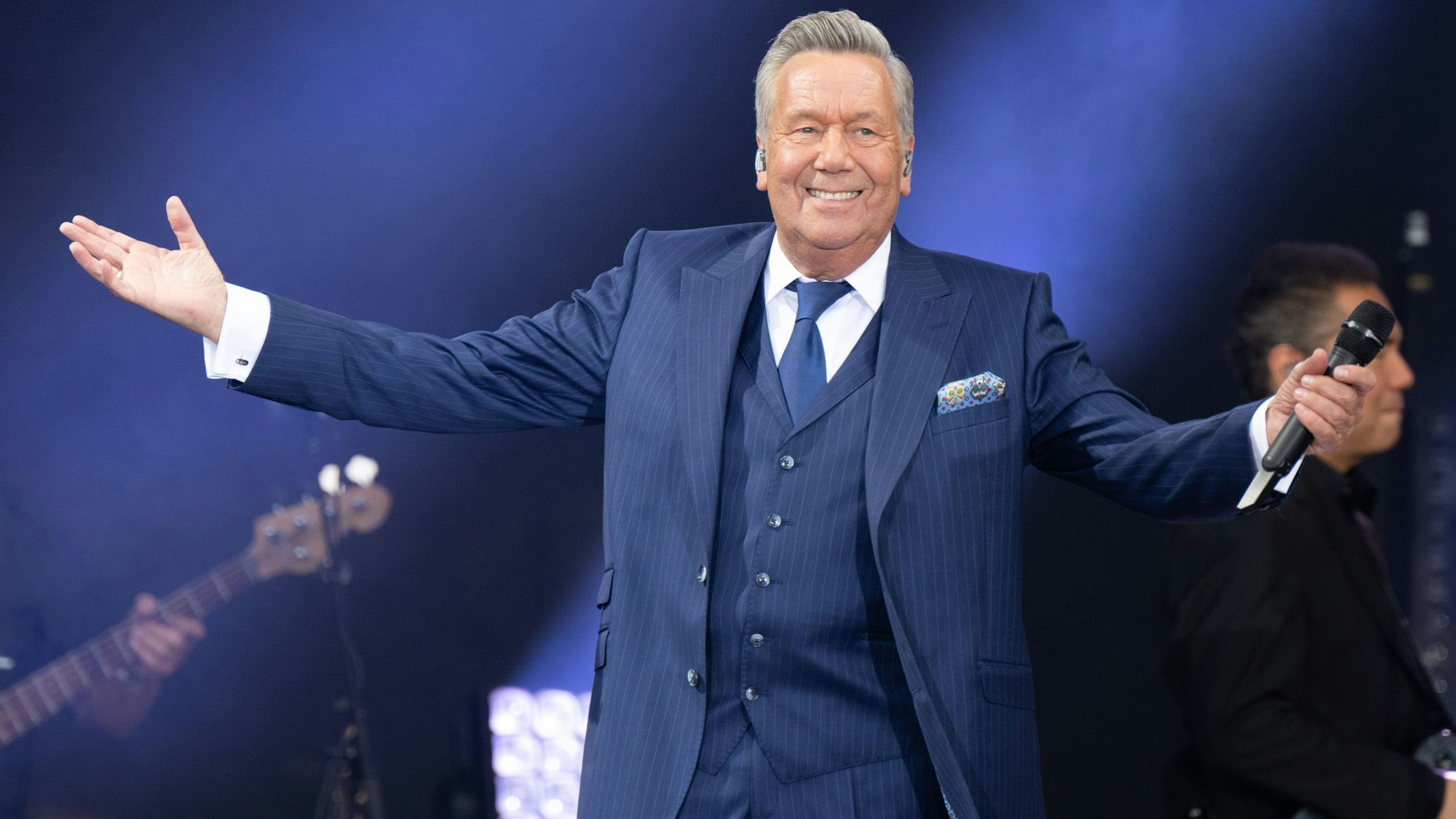 Der deutsche Schlagersänger Roland Kaiser steht während seines Konzerts im Rahmen der „Kaisermania“ auf dem Areal der Filmnächte am Elbufer auf der Bühne.