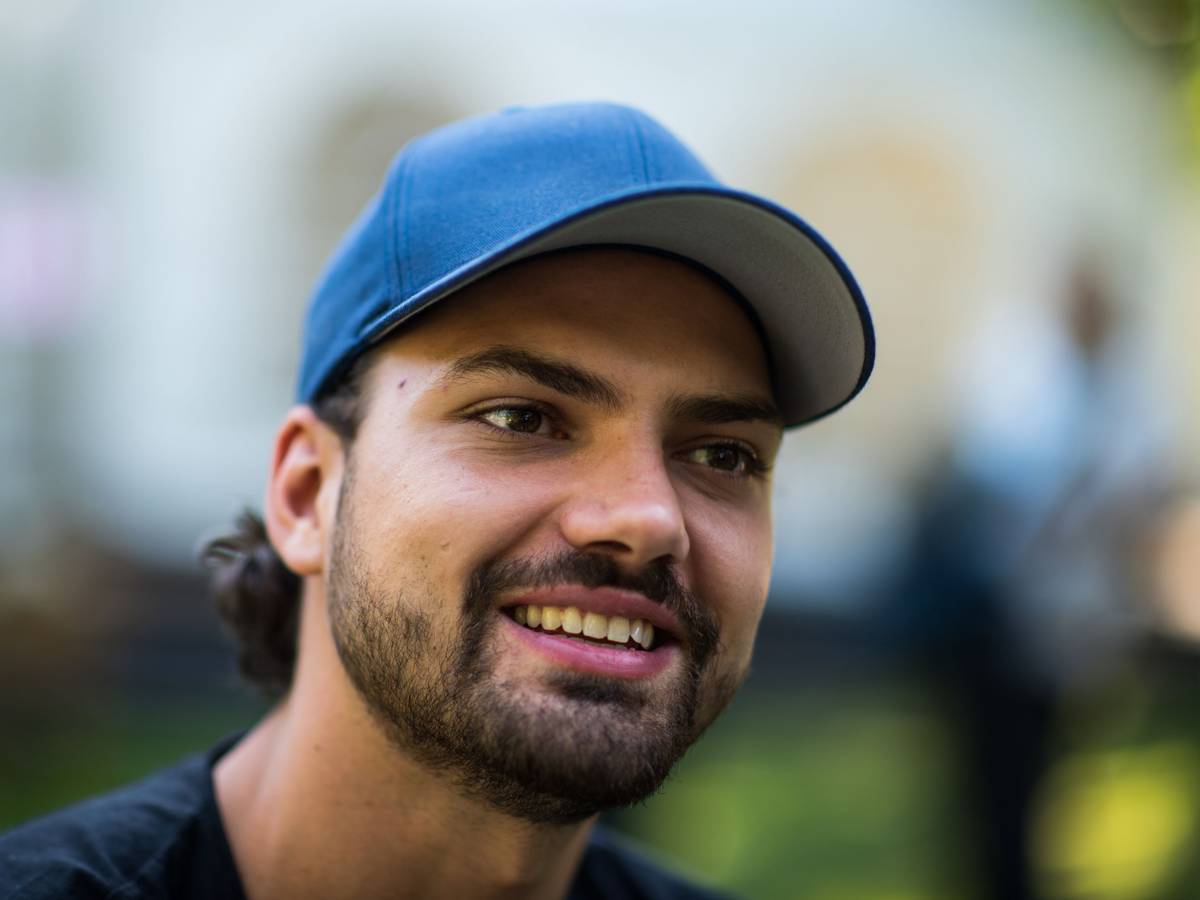 Jimi Blue Ochsenknecht lächelt während eines Interviews in die Kamera.