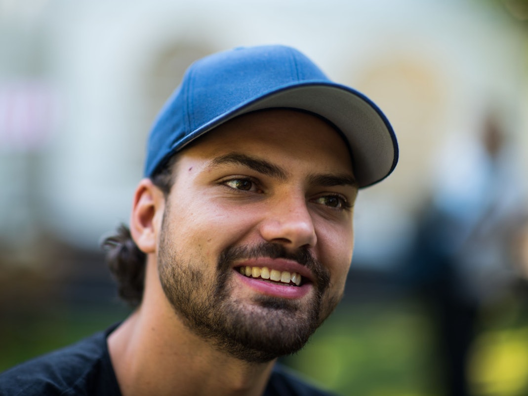 Jimi Blue Ochsenknecht lächelt während eines Interviews in die Kamera.