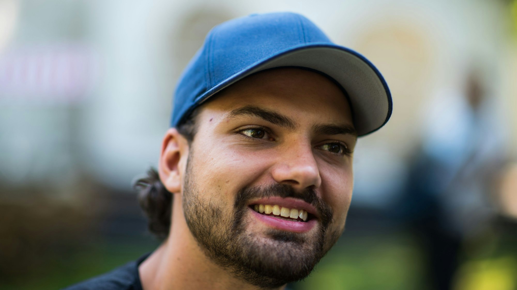 Jimi Blue Ochsenknecht lächelt während eines Interviews in die Kamera.