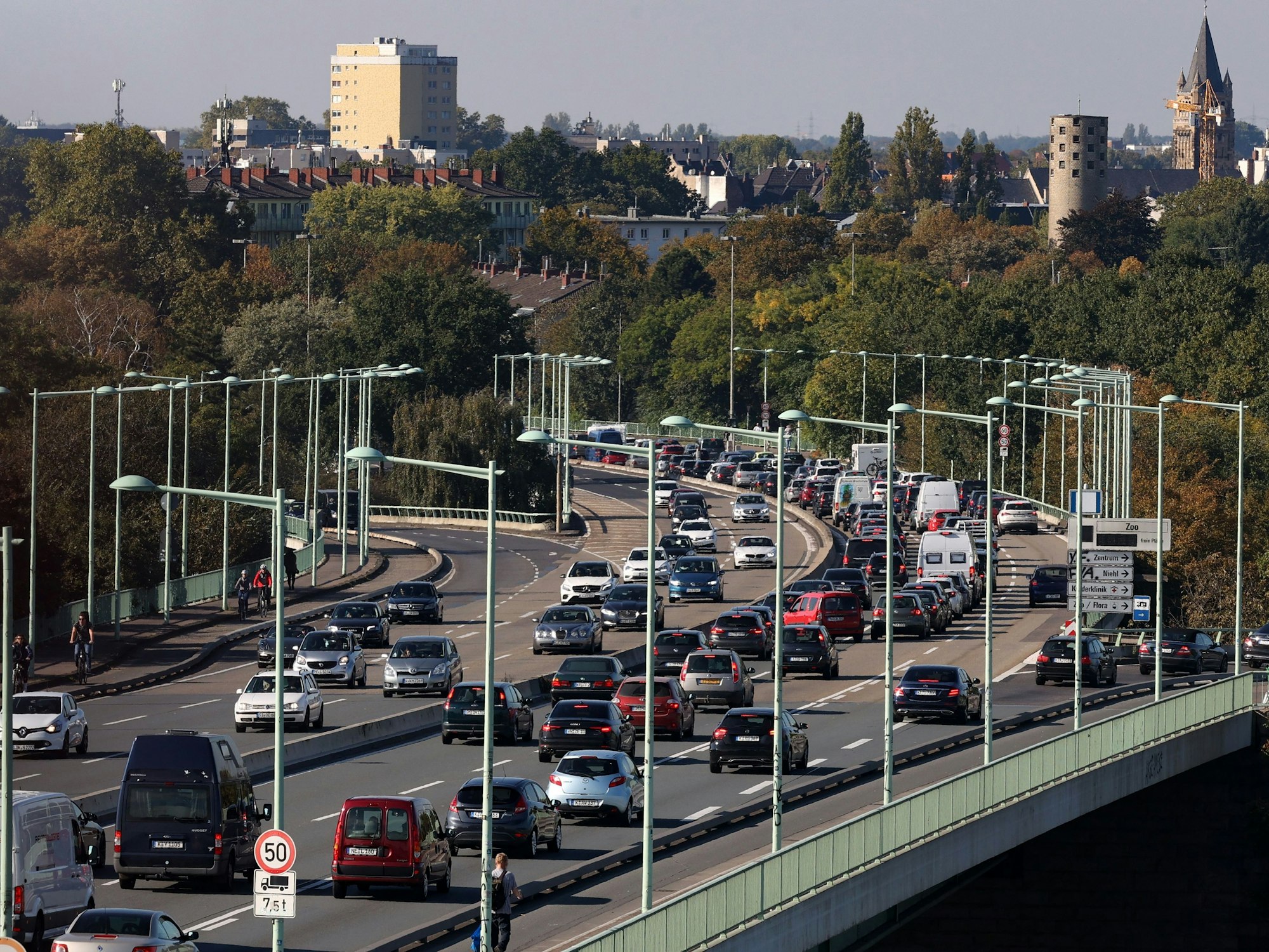 Verkehr auf der Zoobrücke von der Seilbahn aus fotografiert.