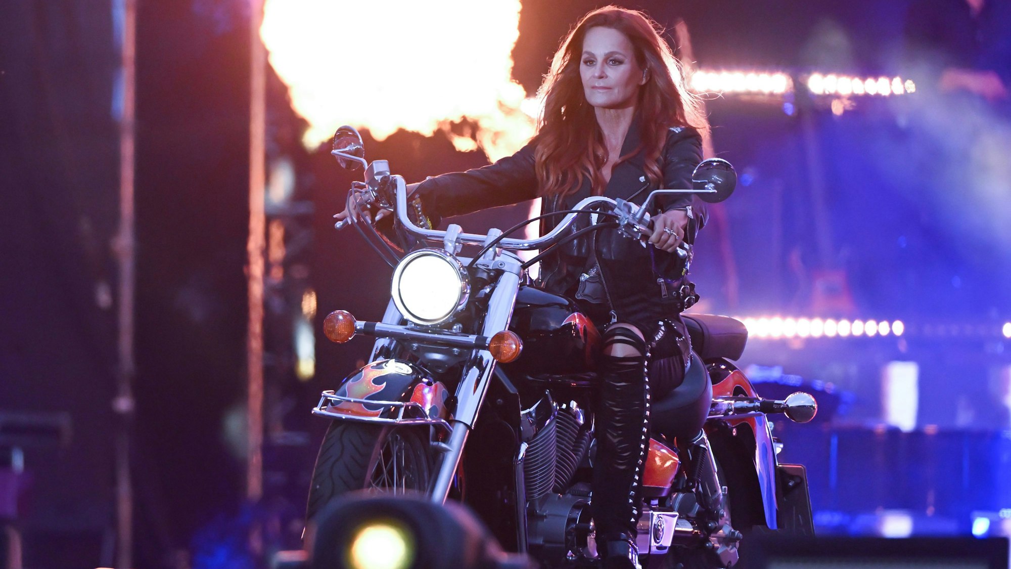 Die Schlagersängerin Andrea Berg fährt bei einem Konzert zu ihrem 30-jährigen Bühnenjubiläum mit einem Motorrad auf die Bühne.