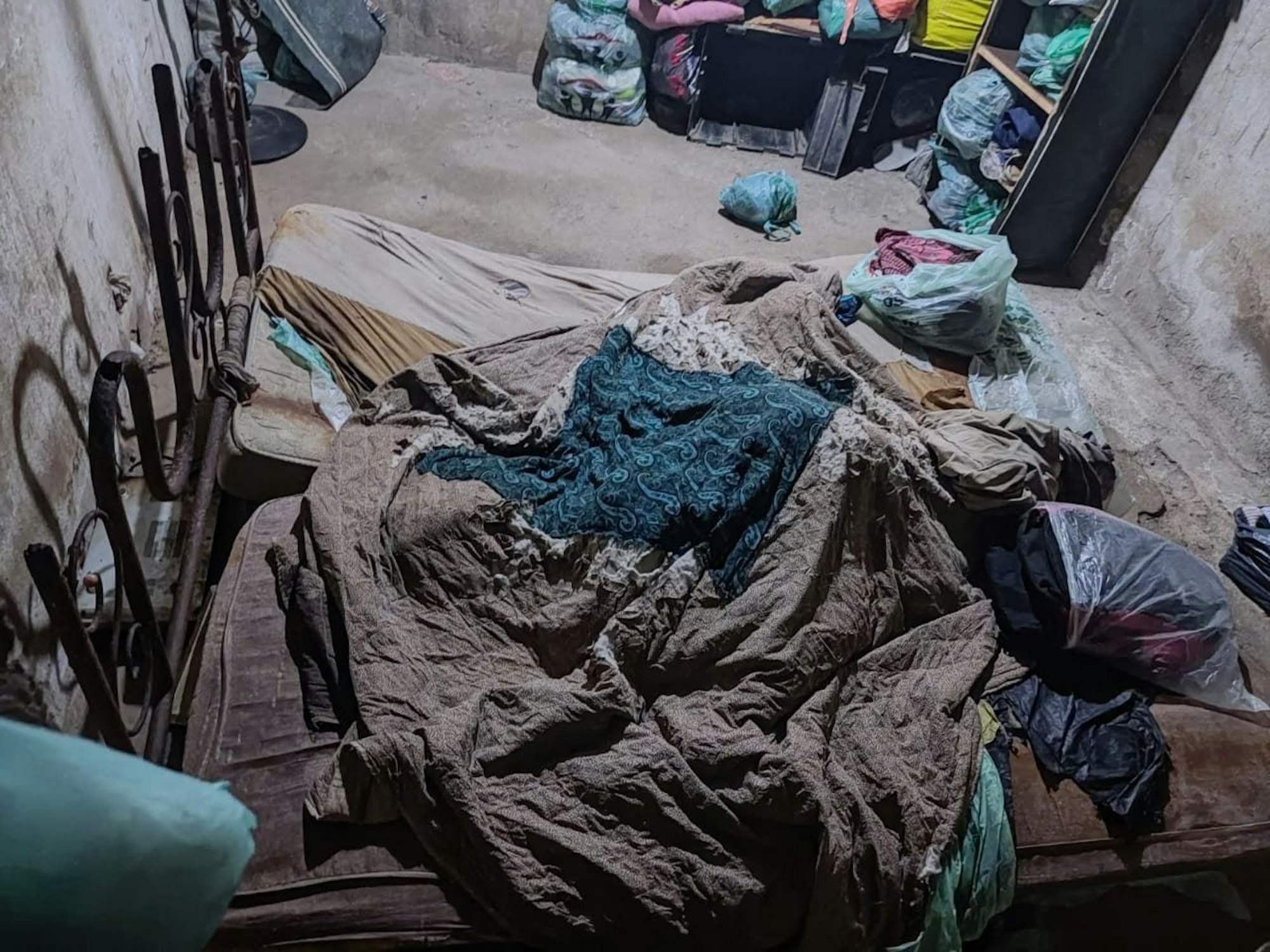 Dieses von der Militärpolizei von Rio de Janeiro veröffentlichte Bild zeigt einen Raum des Hauses, in dem eine Frau und zwei Jugendliche am 28. Juli 2022 in der Nachbarschaft von Guaratiba, Rio de Janeiro (Brasilien) 17 Jahre lang eingesperrt waren.