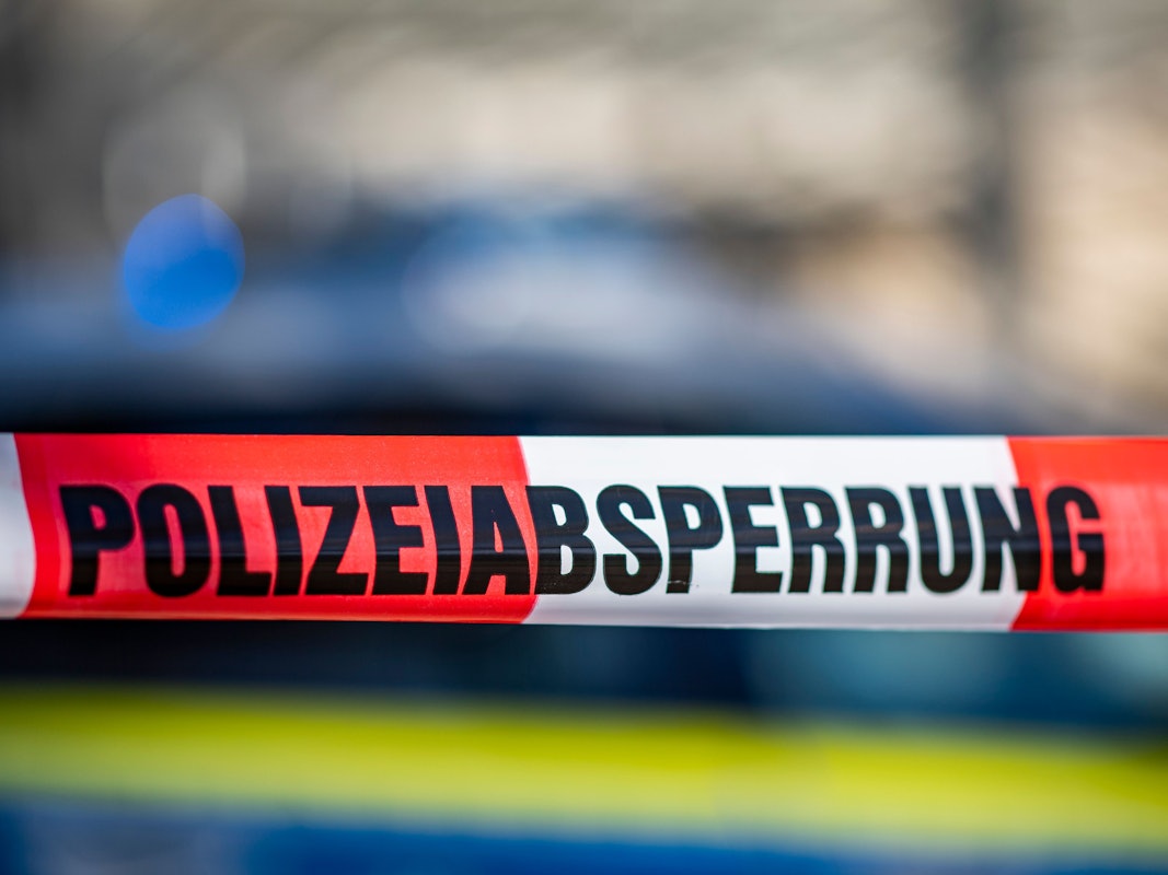 Die vermisste 14-Jährige aus Baden-Württemberg ist tot. Unser Symbolbild zeigt ein Absperrband mit der Aufschrift „Polizeiabsperrung“ ist vor einem Polizeiwagen.picture alliance/dpa