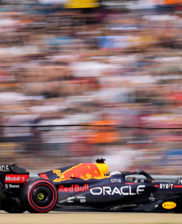 Max Verstappen in seinem Red Bull auf der Streck in Ungarn.