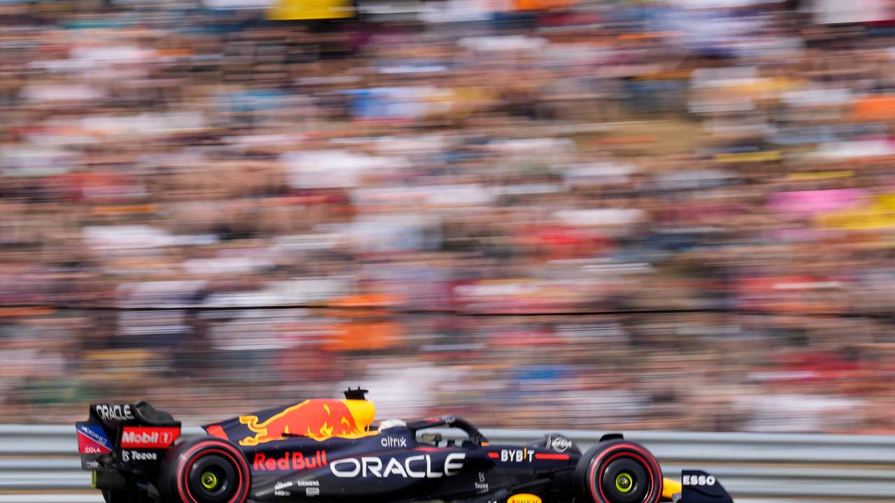 Max Verstappen in seinem Red Bull auf der Streck in Ungarn.