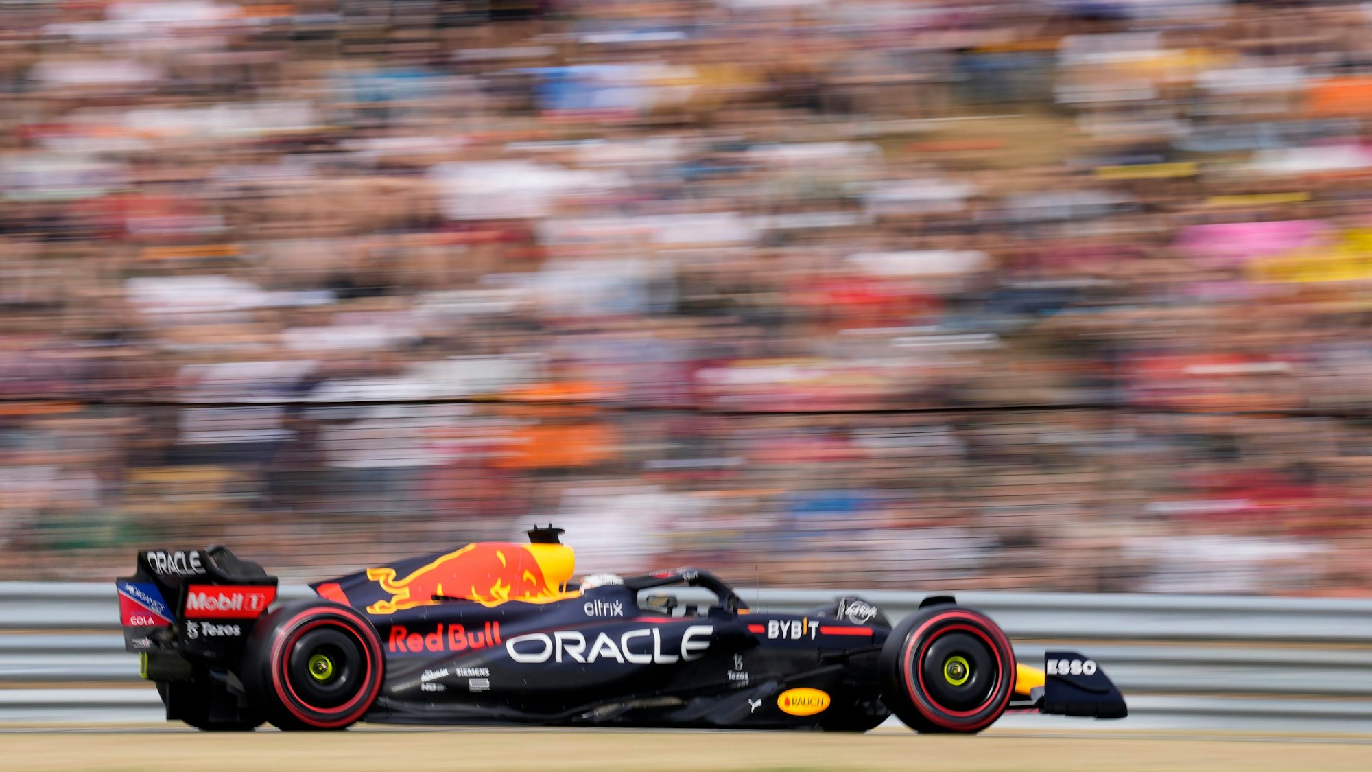 Max Verstappen in seinem Red Bull auf der Streck in Ungarn.