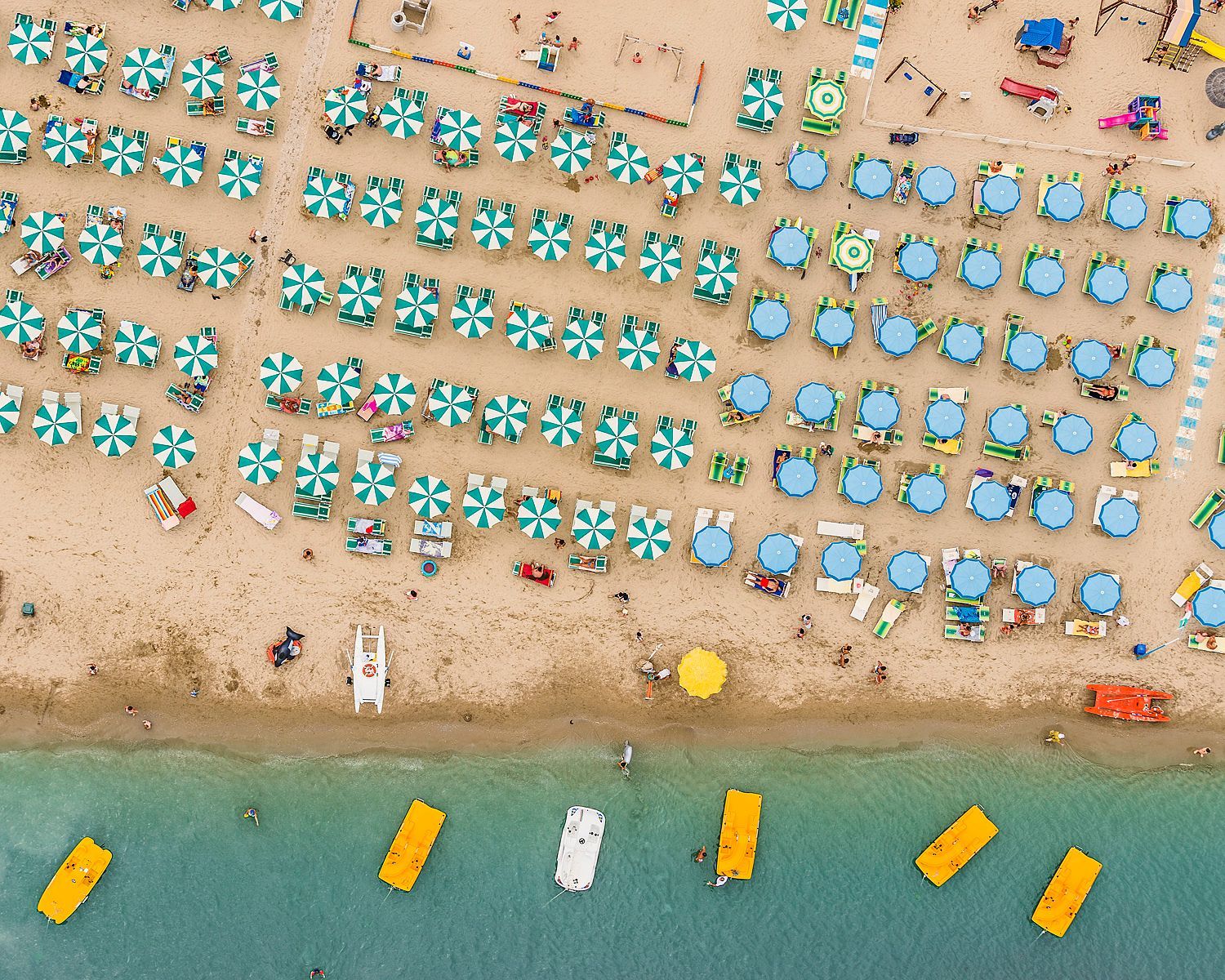 Ein Straßenhändler wurde in einem italienischen Urlaubsort an der Adria totgeprügelt. Unser Archivfoto zeigt einen Strandabschnitt bei Rimini.