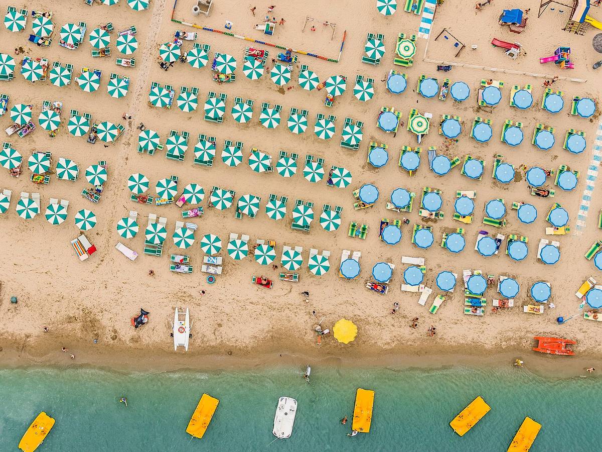 Ein Straßenhändler wurde in einem italienischen Urlaubsort an der Adria totgeprügelt. Unser Archivfoto zeigt einen Strandabschnitt bei Rimini.