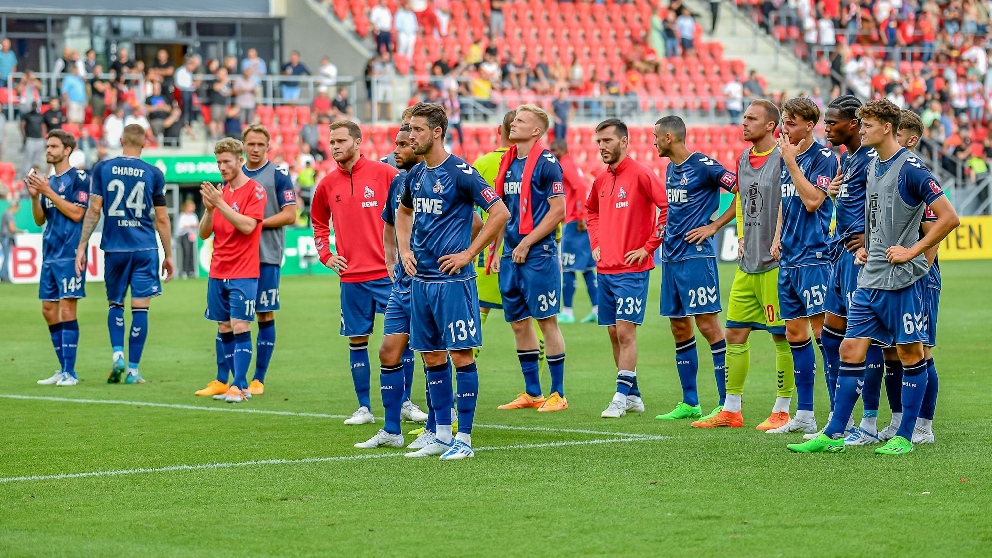 Die FC-Profis stehen enttäuscht vor dem Gästeblock in Regensburg.