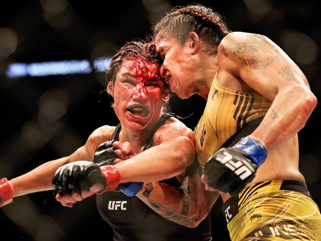 Amanda Nunes (r.) gegen Julienna Pena im UFC-Titelkampf in Dallas.