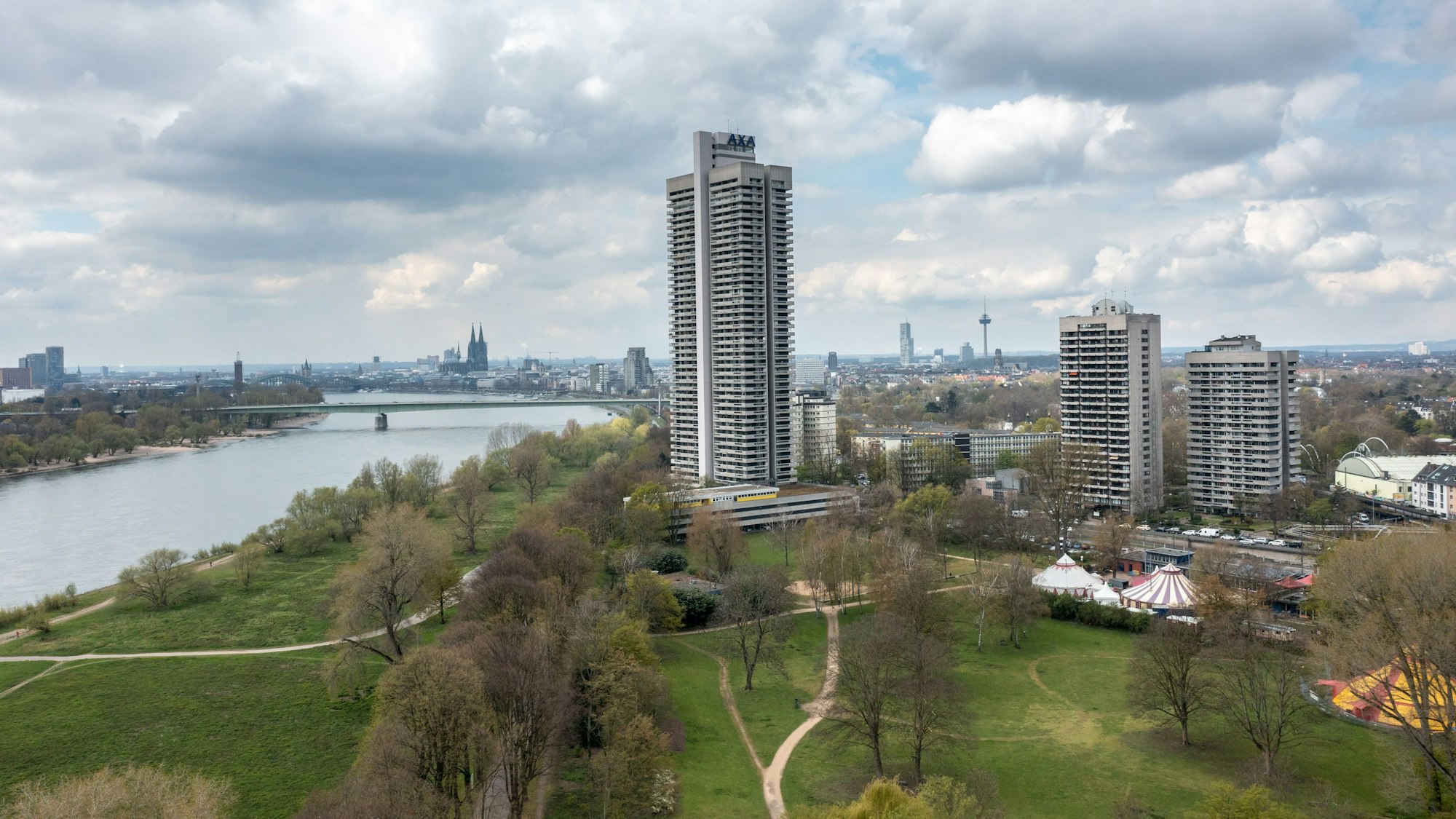Blick von Norden auf das Colonia-Haus (AXA-Hochhaus) und das Stadtpanorama.