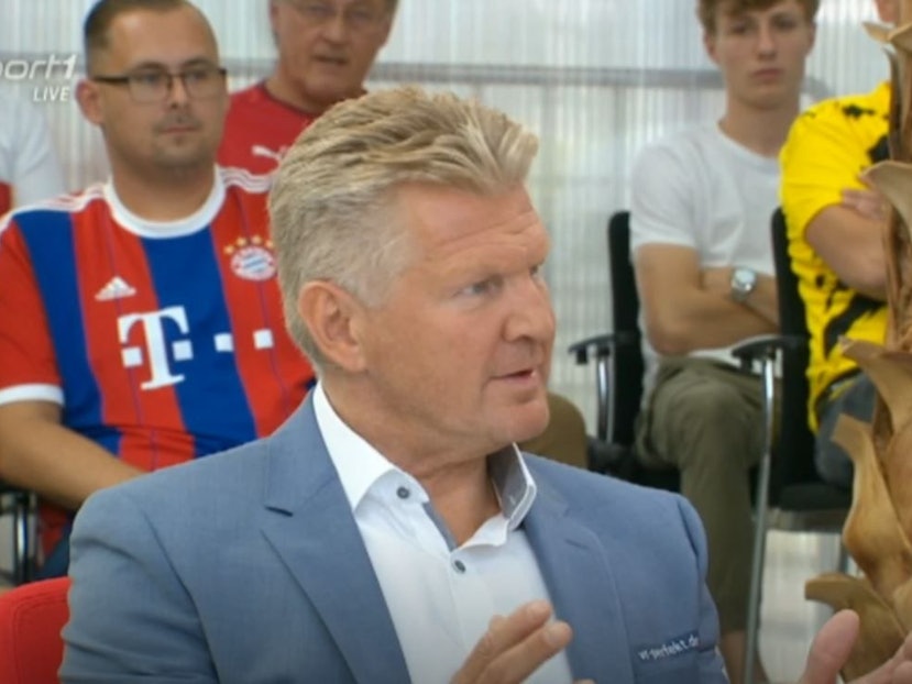 Stefan Effenberg spricht im TV-Studio.
