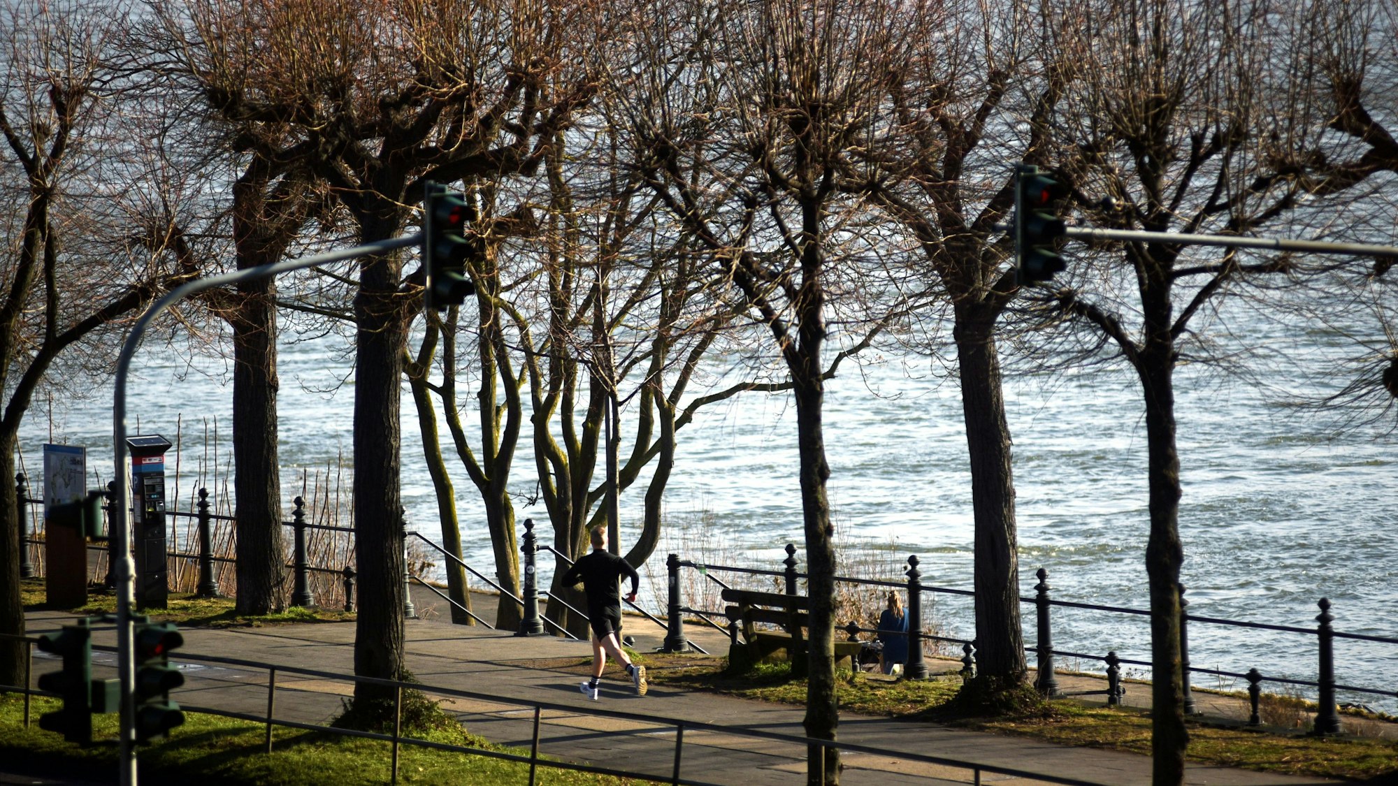 Ein Jogger läuft am Niederländer Ufer in Köln-Riehl (19. Februar 2012). Hier soll ein Köln-Tourist (59) von einem Mann attackiert worden sein. Der 23-Jährige wurde festgenommen.