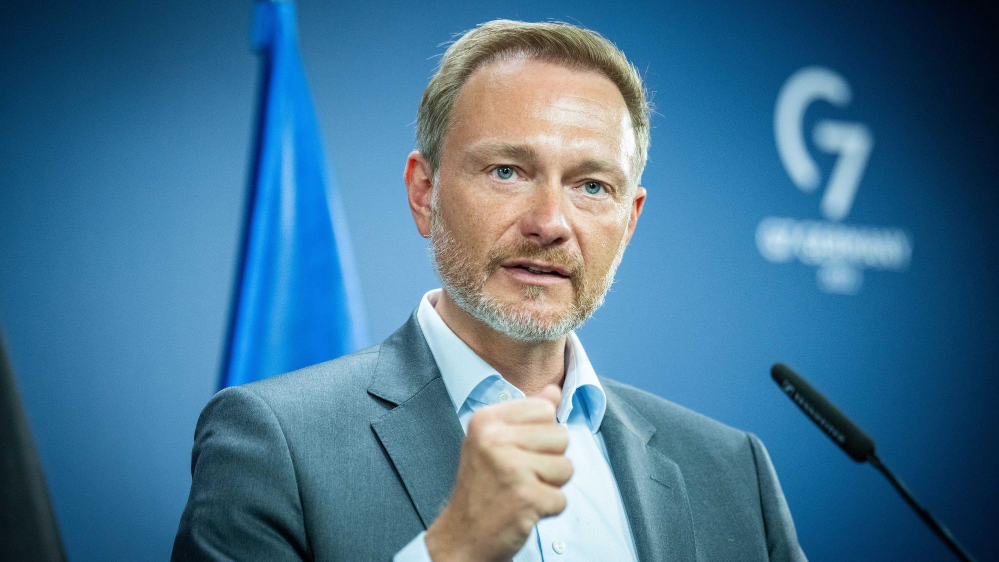 Christian Lindner (FDP), Bundesminister der Finanzen, spricht bei einem Pressestatement Ende Juli zu aktuellen politischen Themen. Er warnt vor einer Stromkrise.