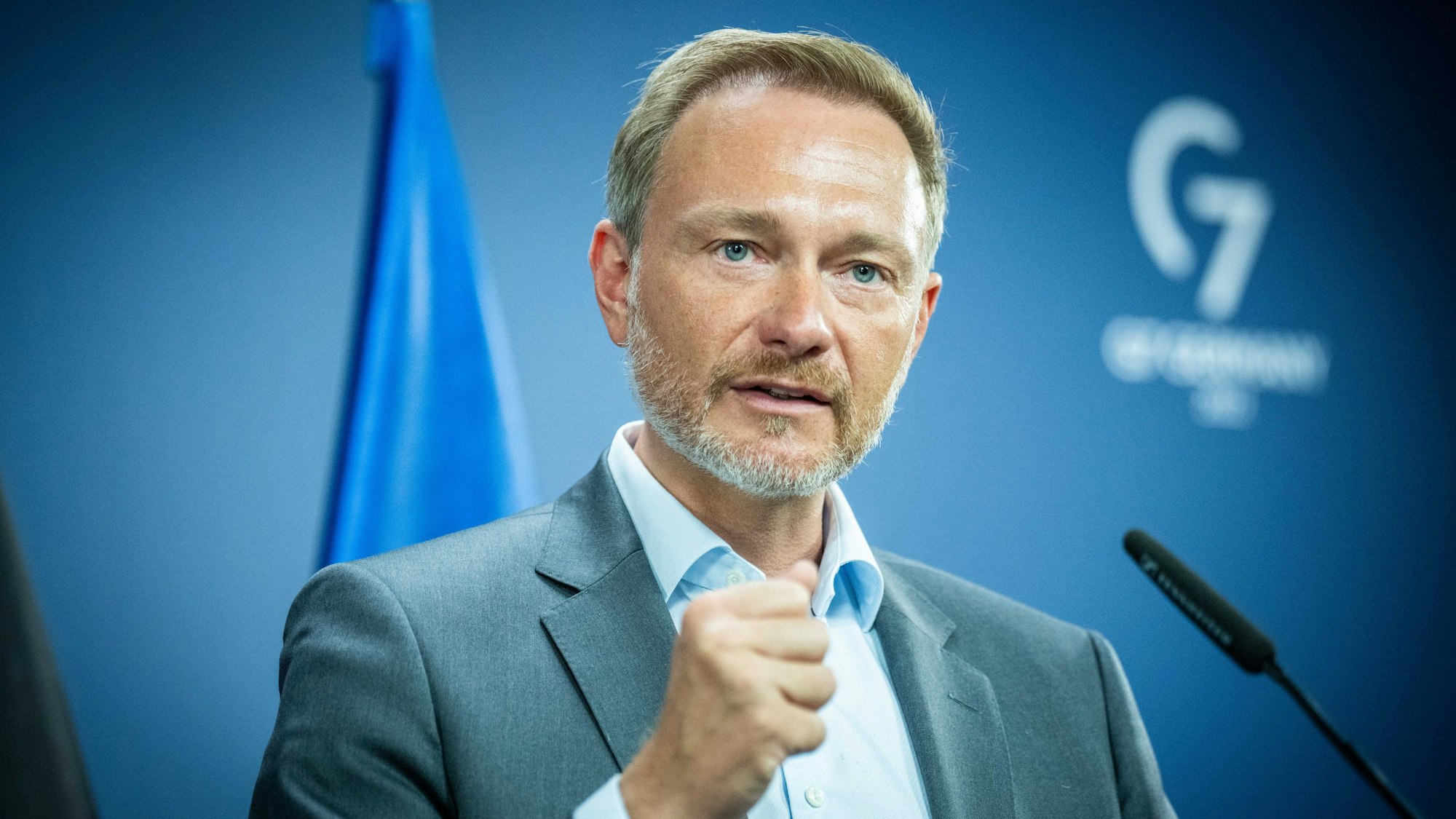 Christian Lindner (FDP), Bundesminister der Finanzen, spricht bei einem Pressestatement Ende Juli zu aktuellen politischen Themen. Er warnt vor einer Stromkrise.