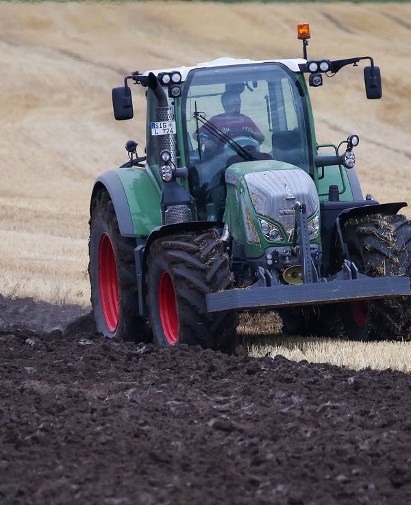 Ein Landwirt aus Euskirchen blieb auf seinem Blumenkohl sitzen. Nun musste er die Ware verschenken. Unser Symbolfoto vom 5. Juli 2018 zeigt einen Trecker auf einem Feld in Baden-Württemberg.