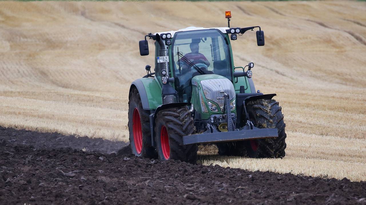 Ein Landwirt aus Euskirchen blieb auf seinem Blumenkohl sitzen. Nun musste er die Ware verschenken. Unser Symbolfoto vom 5. Juli 2018 zeigt einen Trecker auf einem Feld in Baden-Württemberg.