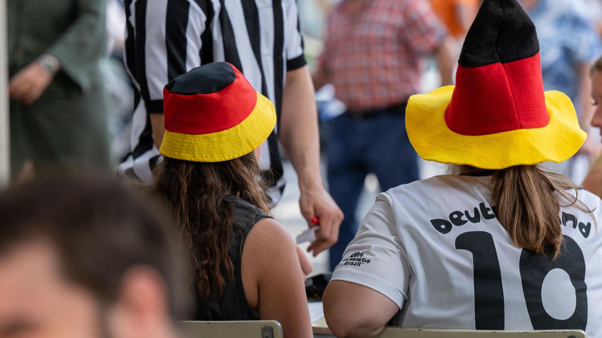 Zwei Fans mit Deutschland-Hüten schauen am Sonntagabend im Joe Champs das EM-Finale.