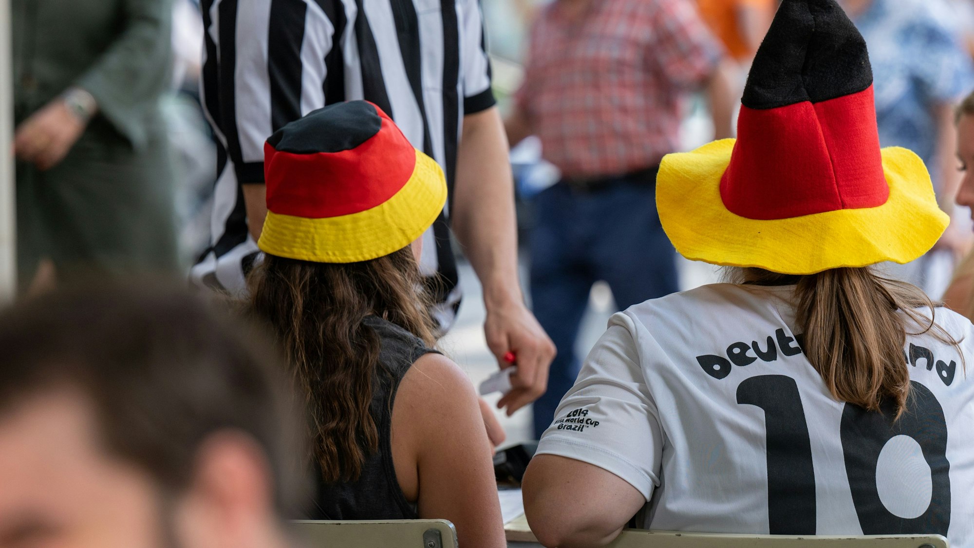 Zwei Fans mit Deutschland-Hüten schauen am Sonntagabend im Joe Champs das EM-Finale.